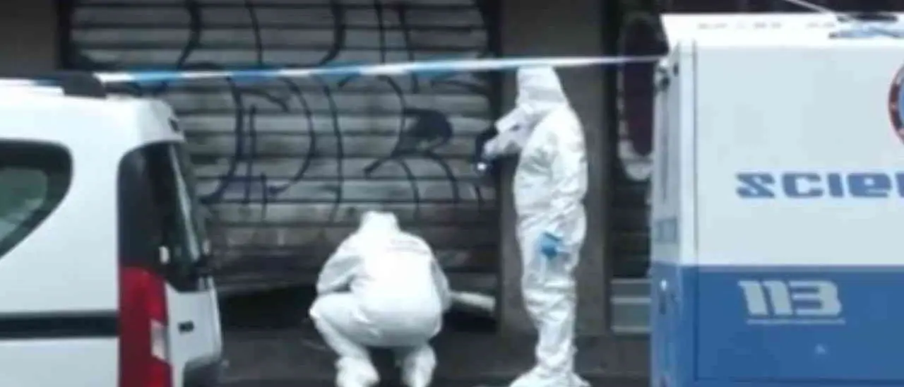 Milano, tenta di rubare dei Gratta e vinci in un bar e il proprietario lo affronta con un paio di forbici: morto un 37enne