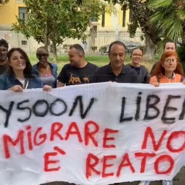 Maysoon Majidi a processo perché accusata di essere una scafista, Mimmo Lucano: «La vogliamo cittadina onoraria di Riace»