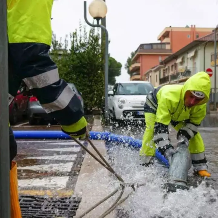 Maltempo, il fiume Cornia rompe gli argini nel Livornese: allagamenti e salvataggi