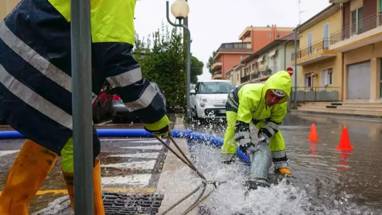 Maltempo, il fiume Cornia rompe gli argini nel Livornese: allagamenti e salvataggi