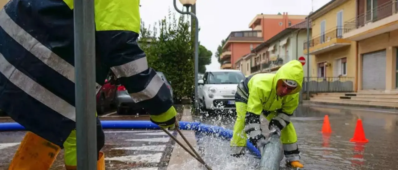 Maltempo, il fiume Cornia rompe gli argini nel Livornese: allagamenti e salvataggi