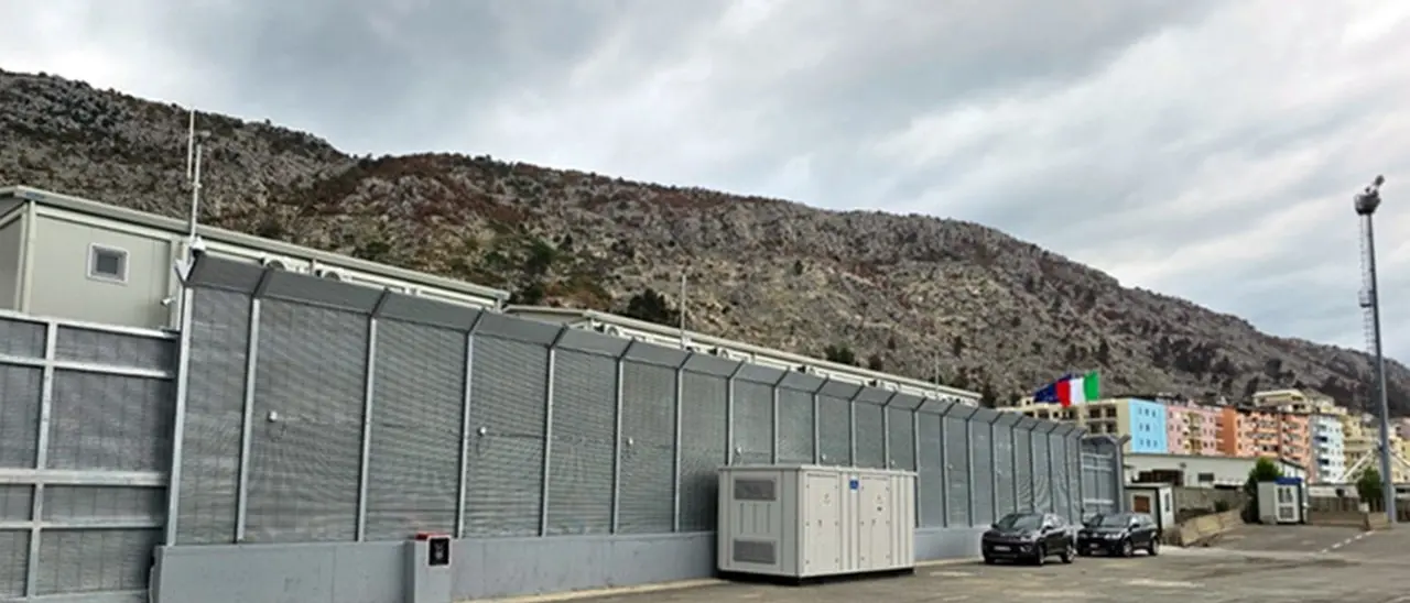 «Migranti devono tornare in Italia»: i giudici bocciano i centri in Albania, Meloni annuncia ricorso