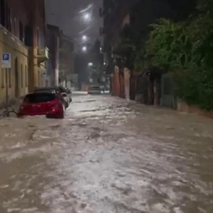 Emilia Romagna di nuovo sott’acqua: dopo Bologna l’alluvione colpisce Ravenna, Modena e Reggio. C’è un morto