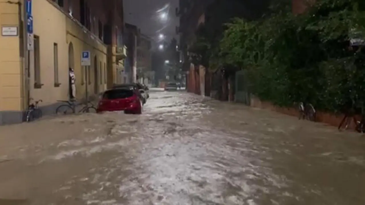 Emilia Romagna di nuovo sott’acqua: dopo Bologna l’alluvione colpisce Ravenna, Modena e Reggio. C’è un morto