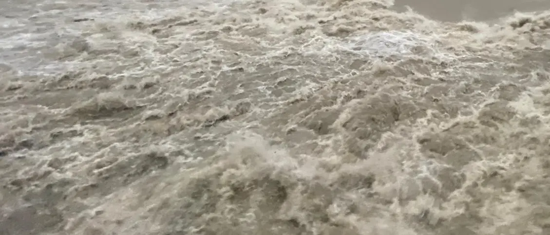 Tragedia sfiorata a Bova Marina: auto con a bordo madre e due figli trascinata dalla piena di un torrente, li salva la polizia