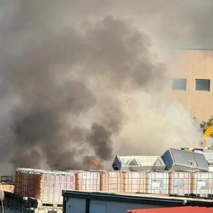 Villa San Giovanni, vasto incendio nella zona industriale: il sindaco emana un’ordinanza a tutela della salute pubblica