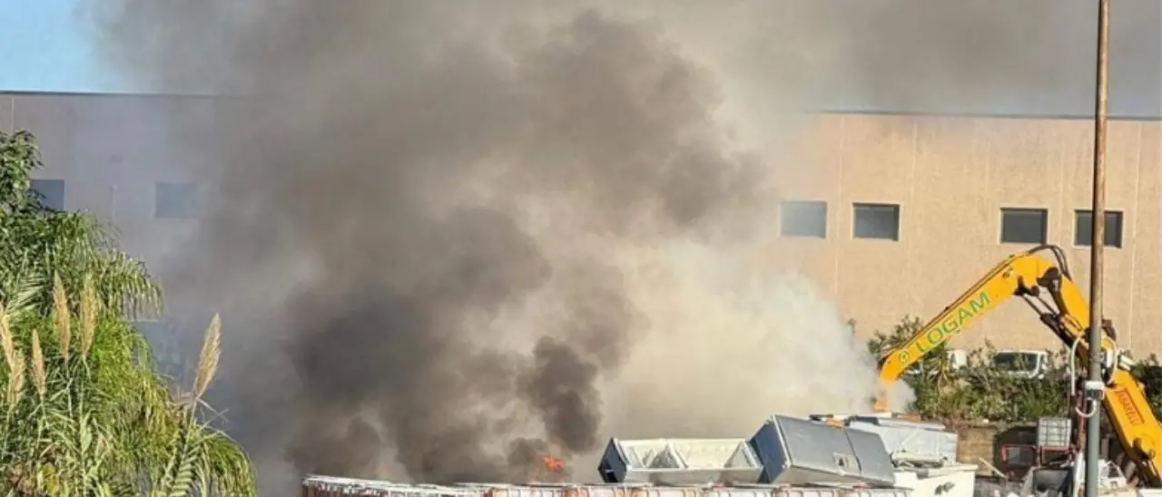 Villa San Giovanni, vasto incendio nella zona industriale: il sindaco emana un’ordinanza a tutela della salute pubblica