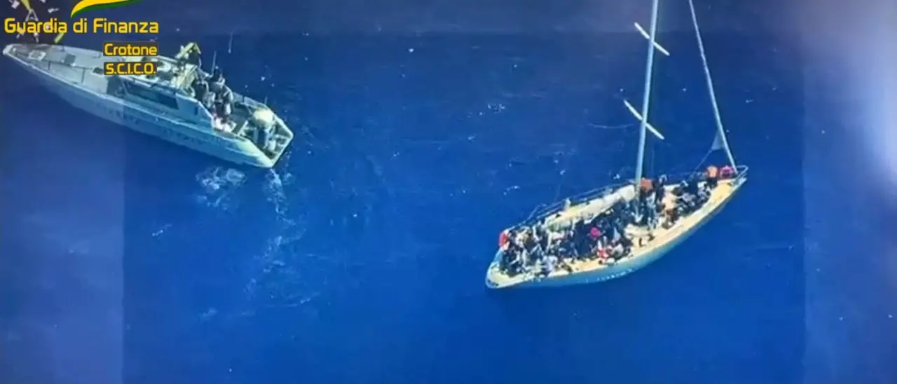 Lo «stress» per il controllo degli sbarchi a Crotone e i guadagni sulla pelle dei migranti: ascesa e caduta di un trafficante di esseri umani