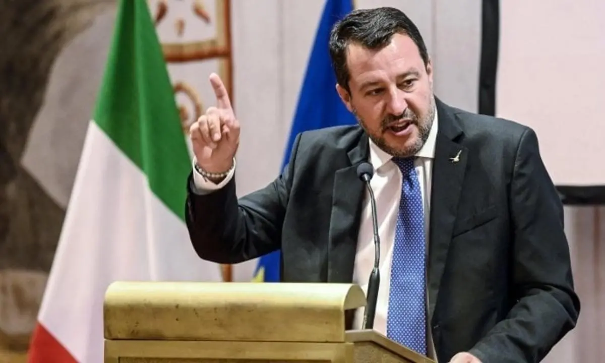 Matteo Salvini: ritratto semiserio di un Capitano che voleva diventare Re ma si è perso in un mojito\n