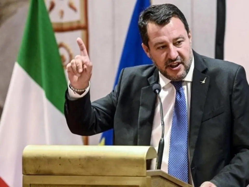 Matteo Salvini: ritratto semiserio di un Capitano che voleva diventare Re ma si è perso in un mojito