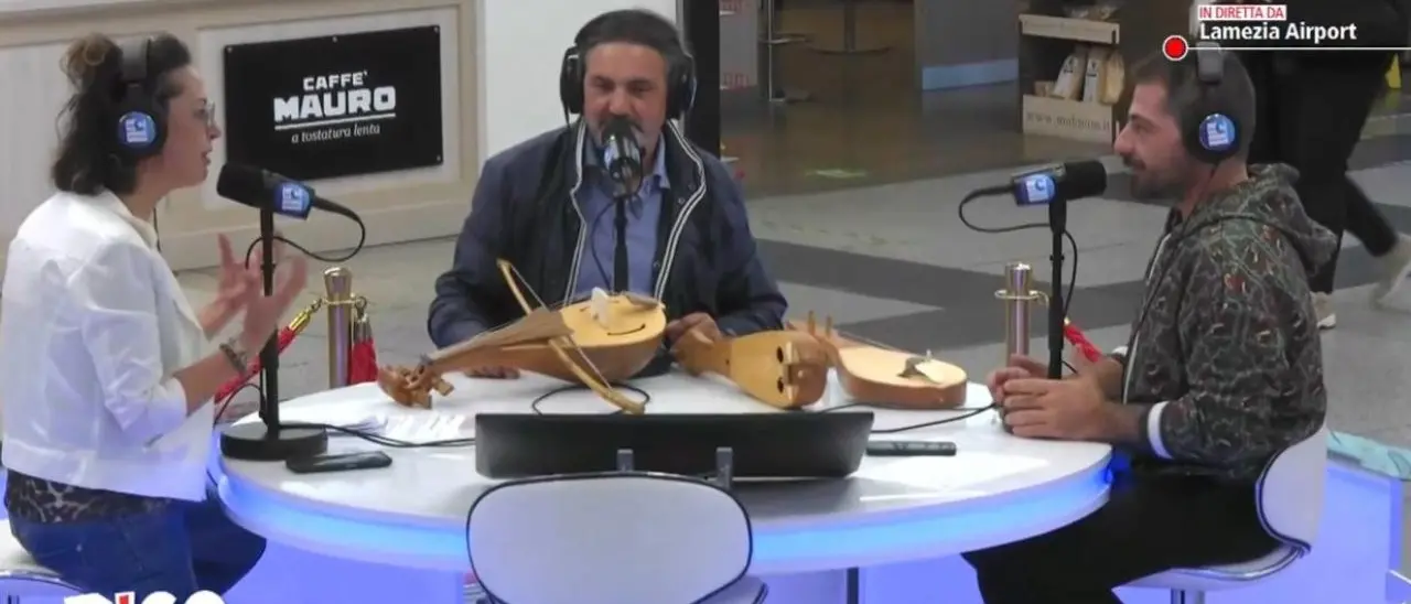 La magia del legno nelle mani di Francesco Siviglia, il falegname che fa rivivere la tradizione dei liutai calabresi