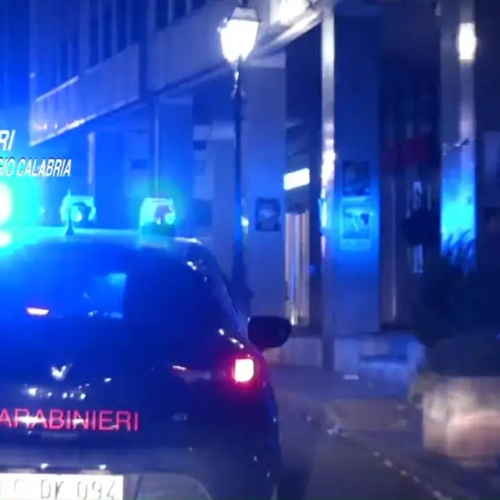 Feroleto della Chiesa, aggrediscono e tentano di sequestrare un uomo davanti a casa sua: due persone arrestate