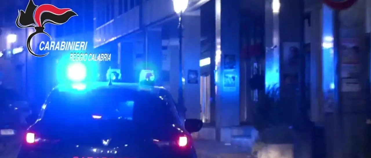 Feroleto della Chiesa, aggrediscono e tentano di sequestrare un uomo davanti a casa sua: due persone arrestate