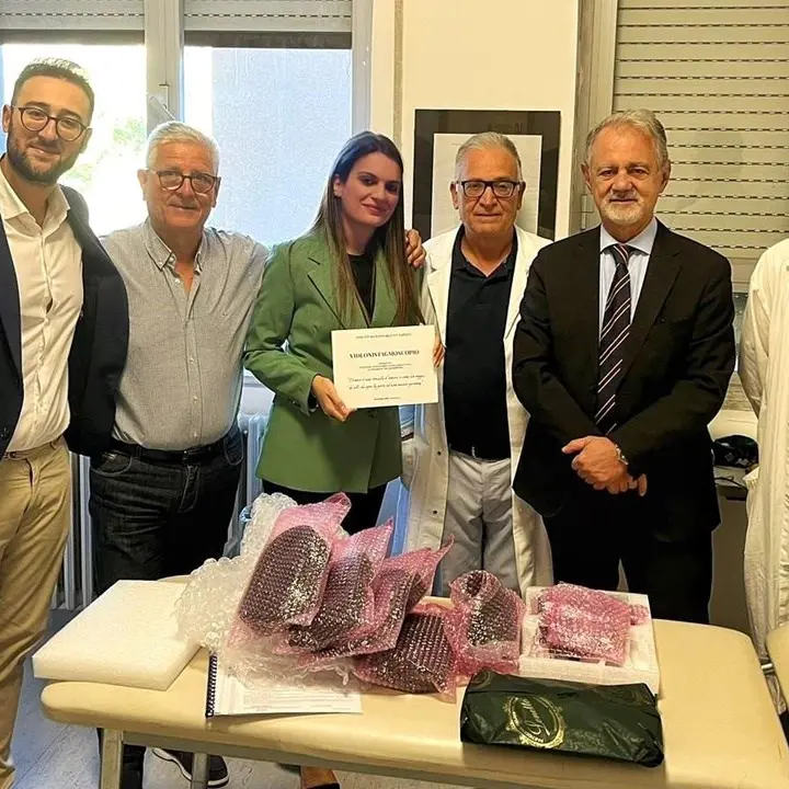 Giovane coppia di sposi rinuncia alle bomboniere e dona i soldi all’Asp di Crotone per l’acquisto di un macchinario