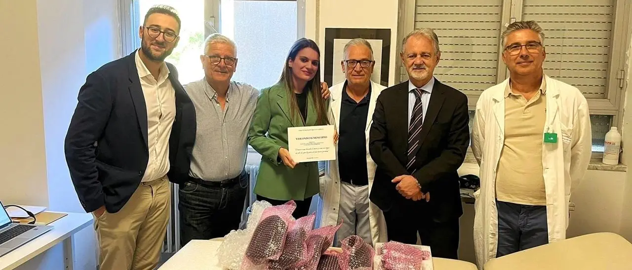 Giovane coppia di sposi rinuncia alle bomboniere e dona i soldi all’Asp di Crotone per l’acquisto di un macchinario