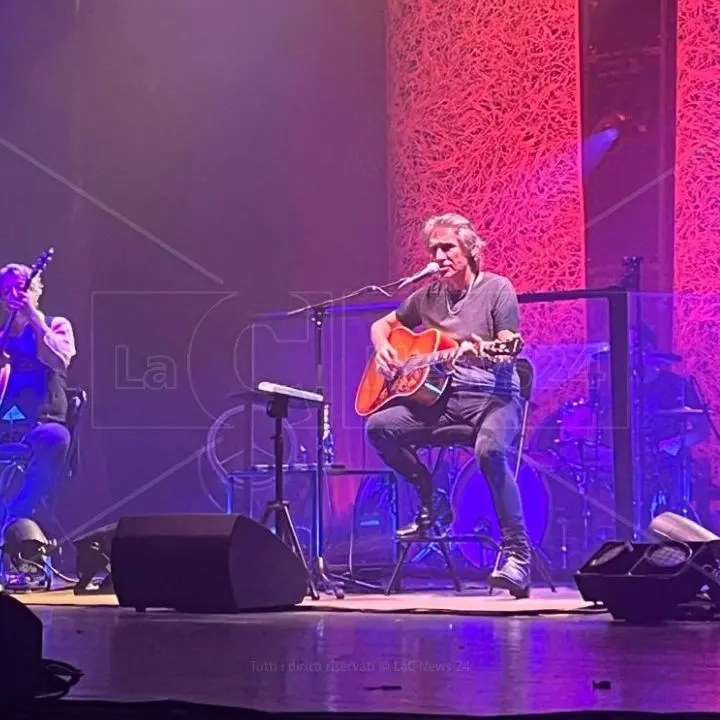 «Certe notti sei sveglio o non sarai sveglio mai …»: Ligabue infiamma il teatro Cilea di Reggio Calabria