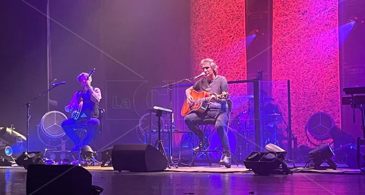 «Certe notti sei sveglio o non sarai sveglio mai …»: Ligabue infiamma il teatro Cilea di Reggio Calabria