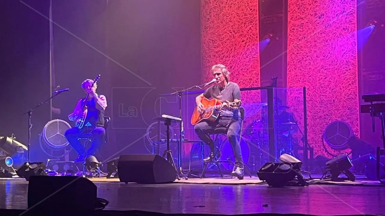 «Certe notti sei sveglio o non sarai sveglio mai …»: Ligabue infiamma il teatro Cilea di Reggio Calabria