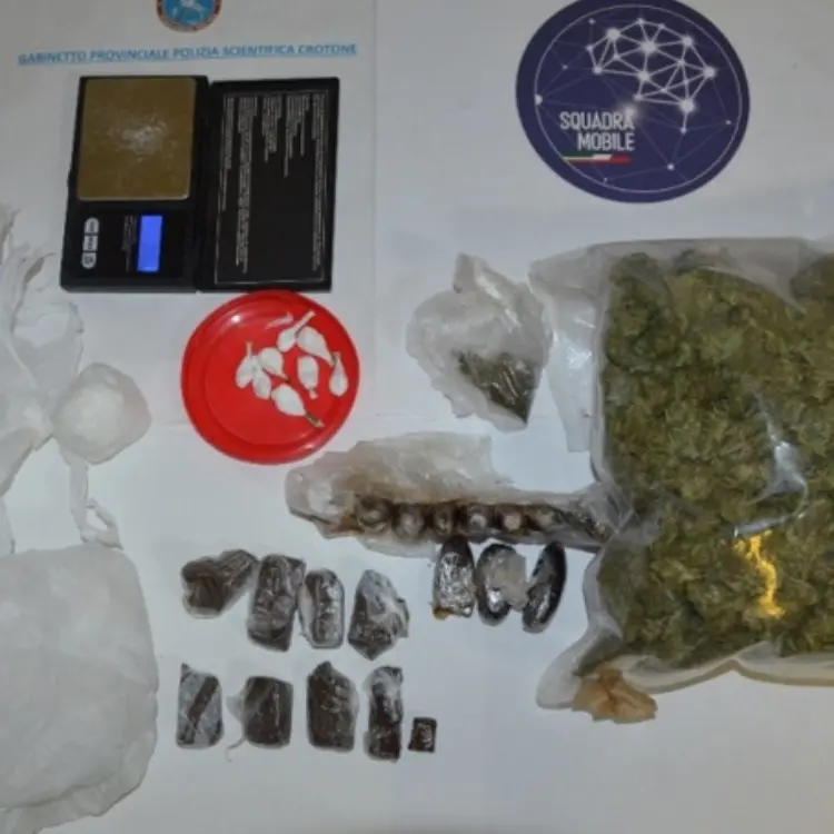Crotone, esce dal carcere con un permesso premio e viene beccato in casa con diverse dosi di droga: arrestato
