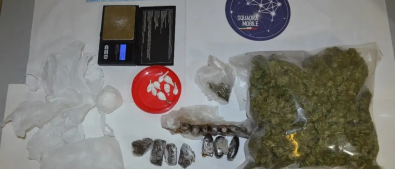 Crotone, esce dal carcere con un permesso premio e viene beccato in casa con diverse dosi di droga: arrestato