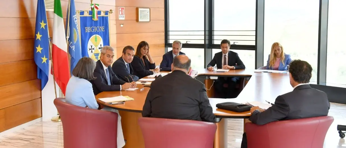 Misure a sostegno dei tirocinanti e fondi ai Comuni per la messa in sicurezza dei territori: disco verde dalla giunta