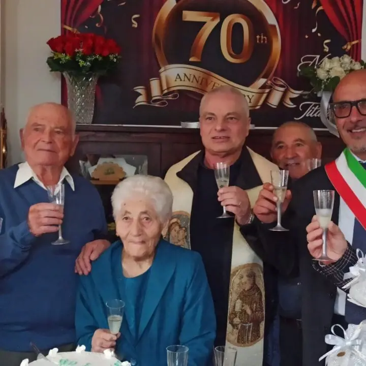 Ad Acri si festeggiano le “nozze di titanio” di Angelina e Giuseppe, simbolo di amore duraturo da 70 anni insieme