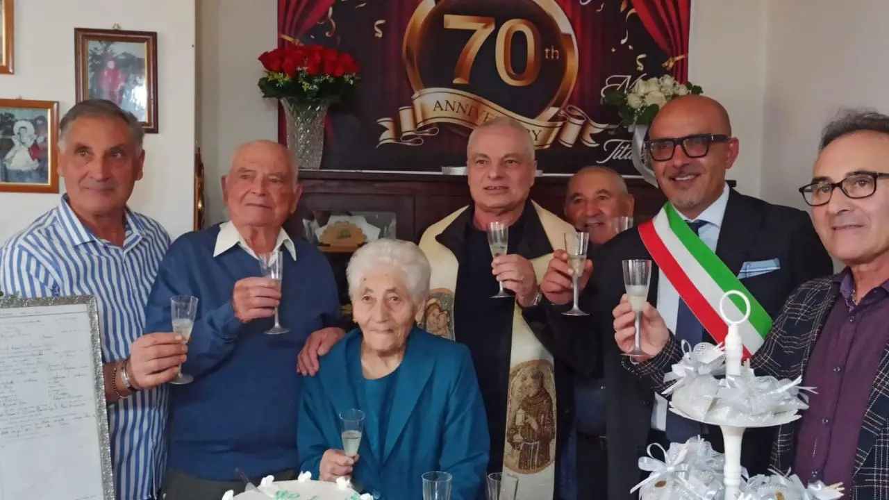 Ad Acri si festeggiano le “nozze di titanio” di Angelina e Giuseppe, simbolo di amore duraturo da 70 anni insieme