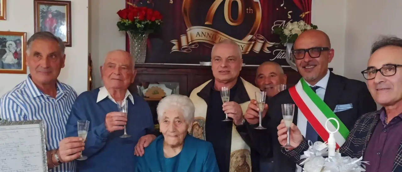 Ad Acri si festeggiano le “nozze di titanio” di Angelina e Giuseppe, simbolo di amore duraturo da 70 anni insieme