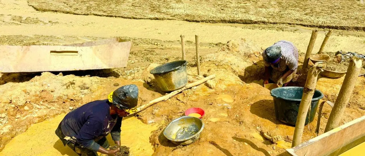 Oro nel fango, viaggio tra i dannati di una miniera illegale del Ghana dove nasce il contrabbando del metallo giallo