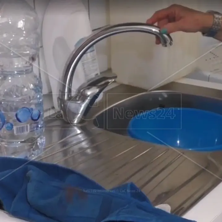 A Catanzaro acqua non potabile, il sindaco annuncia: «Attesi per domani i risultati dei prelievi»