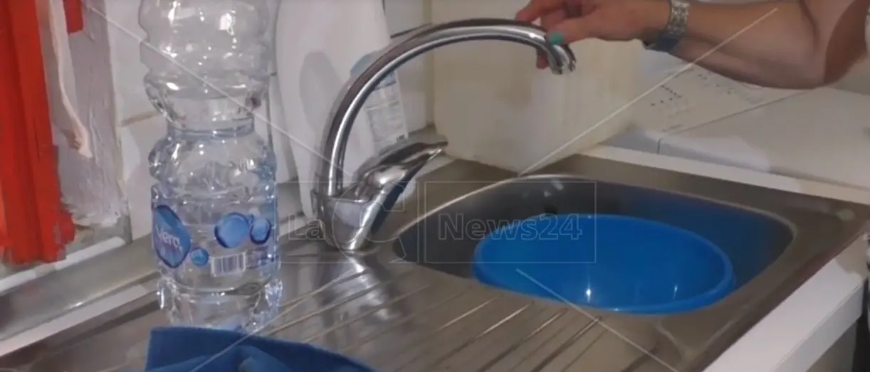 A Catanzaro acqua non potabile, il sindaco annuncia: «Attesi per domani i risultati dei prelievi»