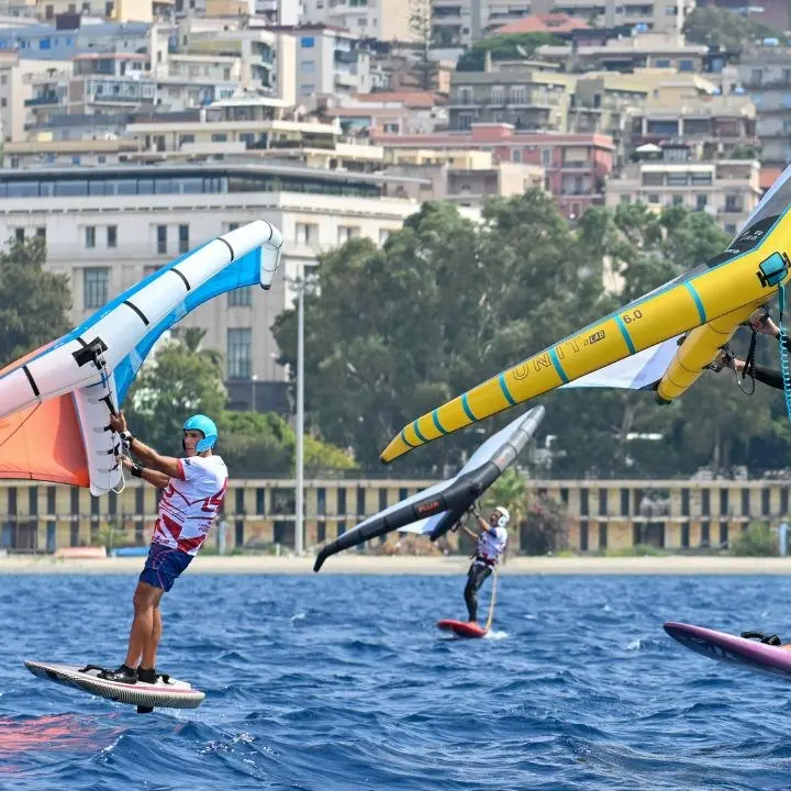 Il Wingfoil freeride conquista la Calabria: a Reggio ha preso il via il campionato italiano, tra adrenalina e inclusione