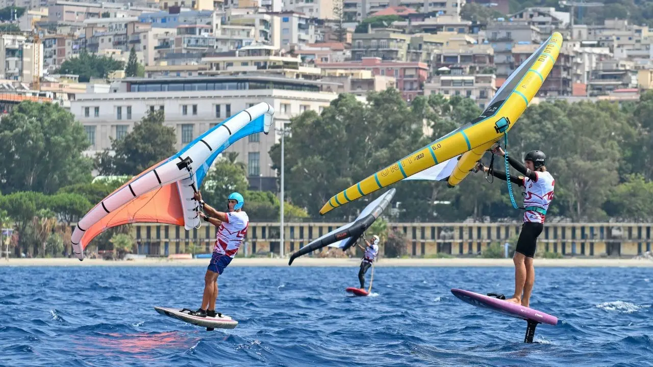 Il Wingfoil freeride conquista la Calabria: a Reggio ha preso il via il campionato italiano, tra adrenalina e inclusione