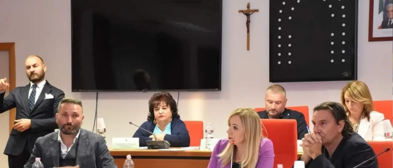 Gioia Tauro, Consiglio comunale tra accuse e veleni dopo la presunta aggressione verbale al sindaco Scarcella