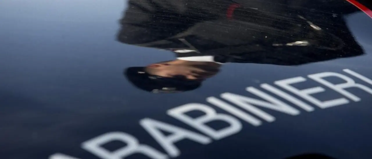 Ragazzina di 13 anni precipita da un tetto a Piacenza, indagato il fidanzato 15enne