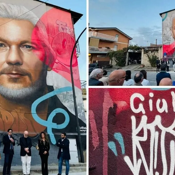 A Polistena l’inaugurazione del murale dedicato ad Assange scatena la bufera. L’opposizione tuona: «Un’offesa alla città»