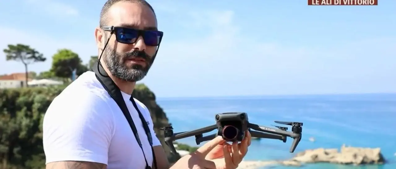 Un tuffo cambiò per sempre la sua vita, ora Vittorio dalla sua carrozzina esplora il mondo: «Ho raggiunto i miei obiettivi, mai arrendersi»