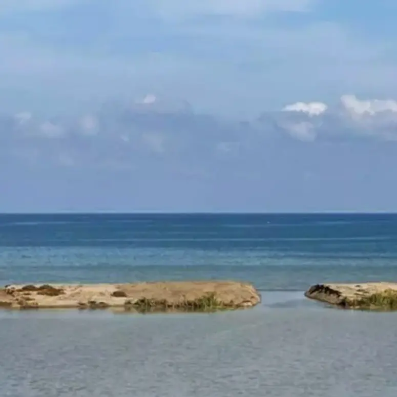 Crotone, avviata la pulizia della foce del fiume Esaro ostruita da vegetazione e dune