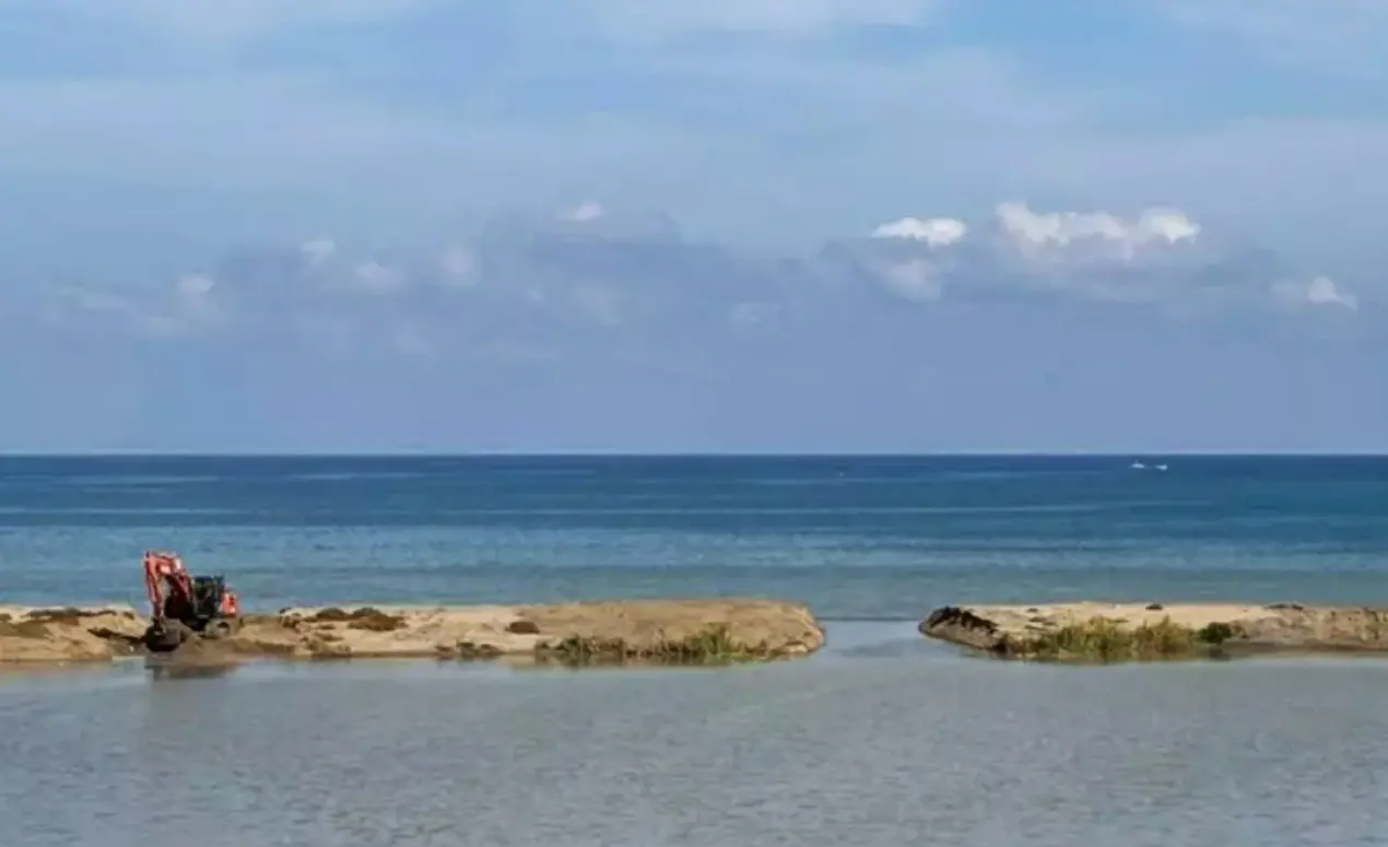 Crotone, avviata la pulizia della foce del fiume Esaro ostruita da vegetazione e dune