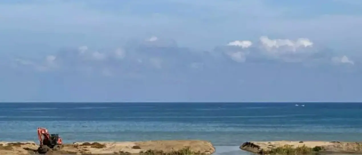 Crotone, avviata la pulizia della foce del fiume Esaro ostruita da vegetazione e dune