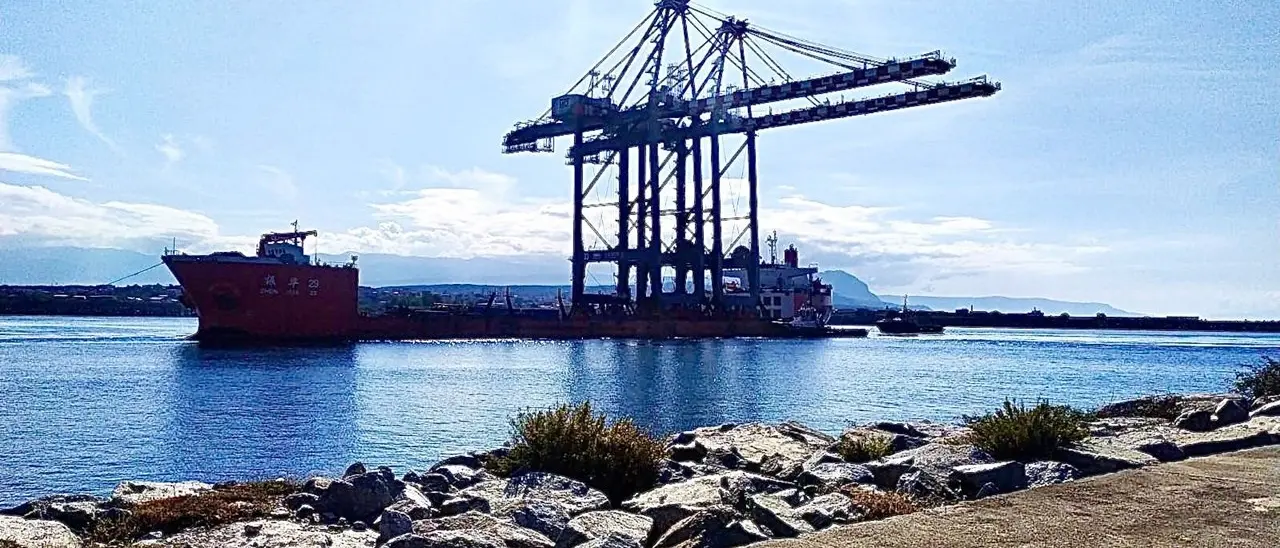 Al porto di Gioia Tauro arrivate le ultime due nuove gru: raggiungono 141 metri d’altezza e possono servire le grandi navi oceaniche