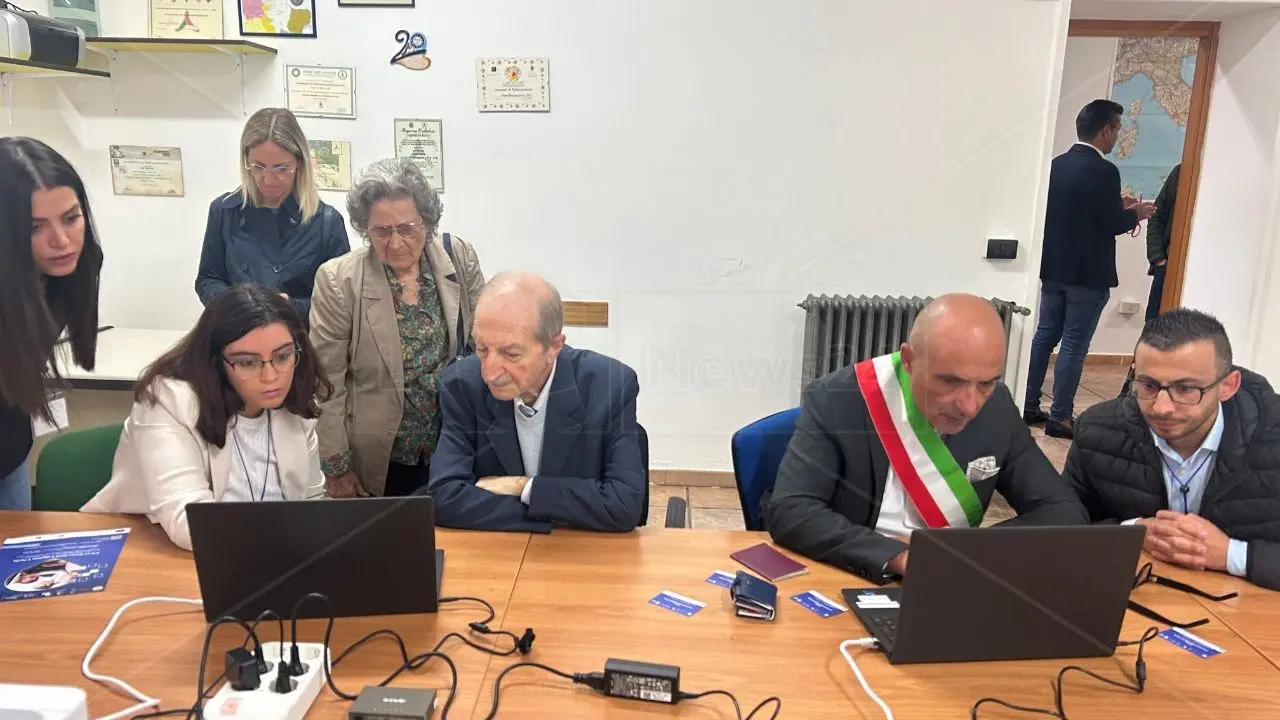 Acri, inaugurato il Punto Digitale Facile: supporto ai cittadini in difficoltà nell’uso della tecnologia