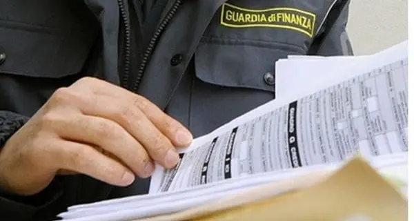 Costretti a restituire anche parte dello stipendio e a mentire sugli infortuni, così sfruttavano i lavoratori in 5 supermercati catanzaresi