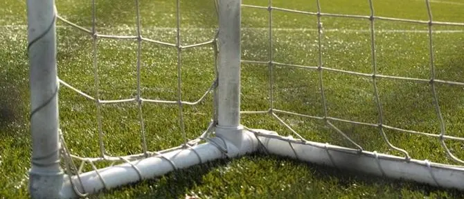 Travolto da una porta di calcio, grave un bimbo di 10 anni nel Torinese