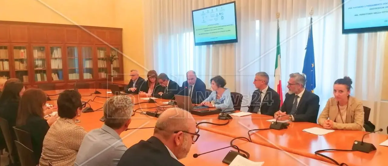 Reggio Calabria, firmato il protocollo per favorire l’inserimento socio-lavorativo dei detenuti. Vaccaro: «Educare è meglio che punire»