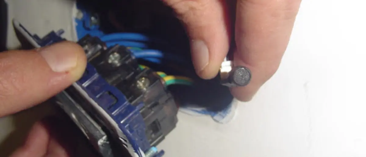 Catanzaro, nel supermarket degli schiavi a 4 euro all’ora anche intercettazioni illegittime «per sentire i commenti» dei dipendenti