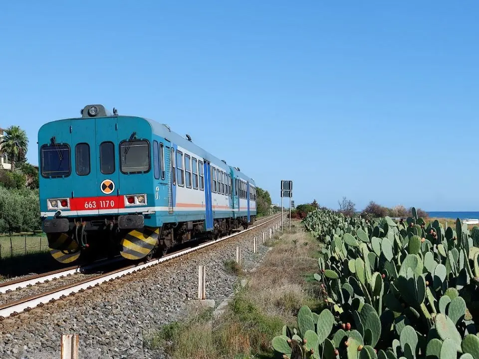 Ferrovia Ionica ferma al palo: lavori di elettrificazione in ritardo (per il momento) di sette anni. Tavernise: «Intervenga la Regione»