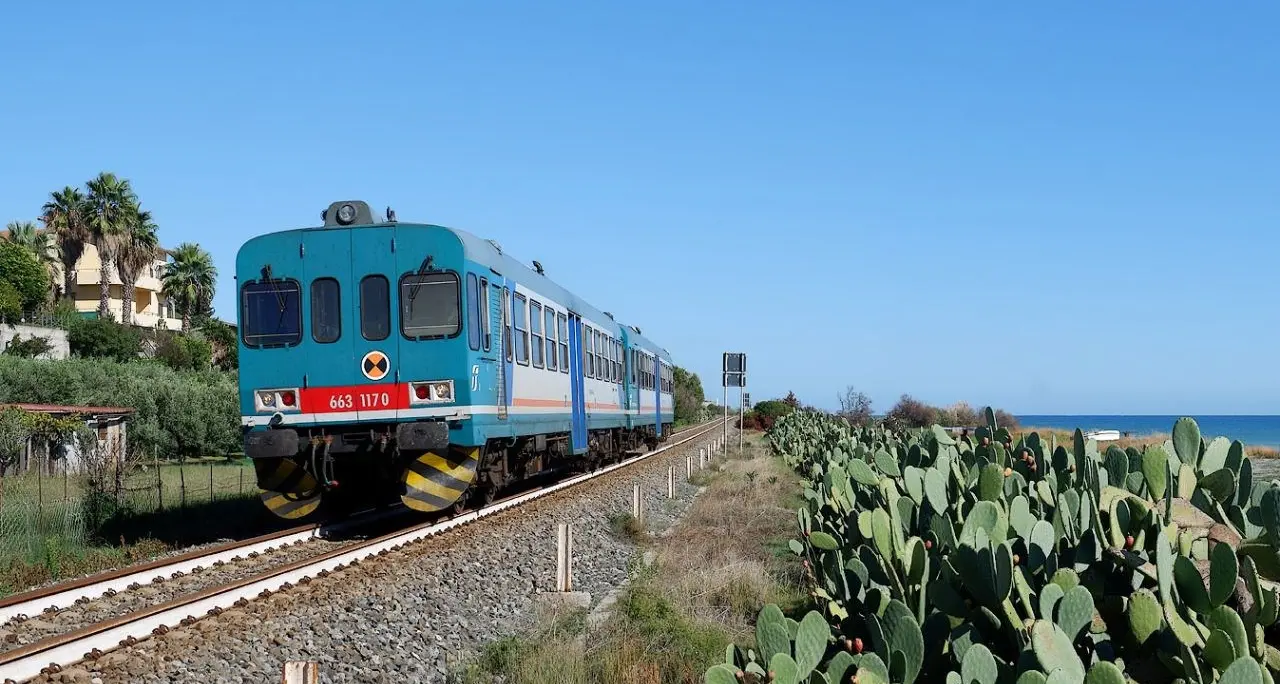 Ferrovia Jonica, dopo un anno riapre la tratta Sibari-Crotone ma sembra più una beffa\n