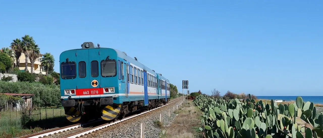 Opere Pnrr, la denuncia del M5S: «Fondi bloccati e infrastrutture calabresi (come l’alta velocità) ferme»\n