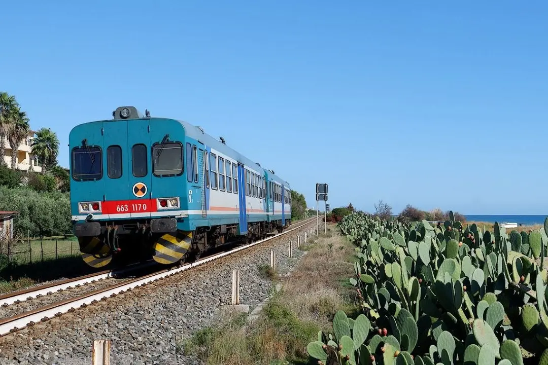 Una \"littorina\" diesel ancora viaggiante sulla linea ferroviaria ionica